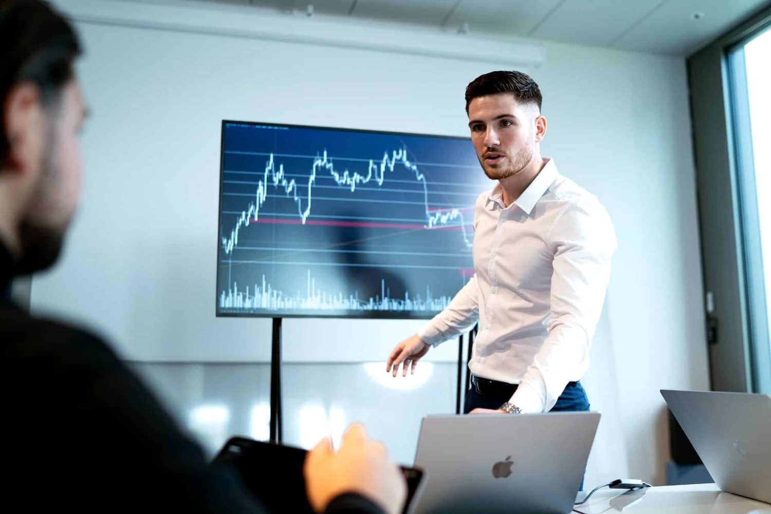 Till Lammertz erklärt eine Chart-Analyse vor dem Monitor
